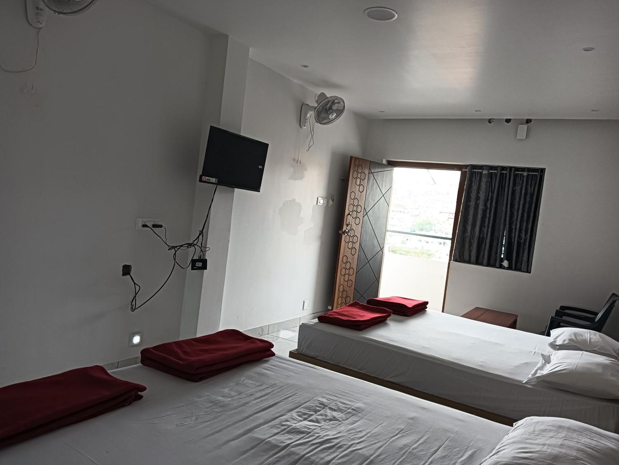 Hotel Hilltop Vālpārai Zewnętrze zdjęcie